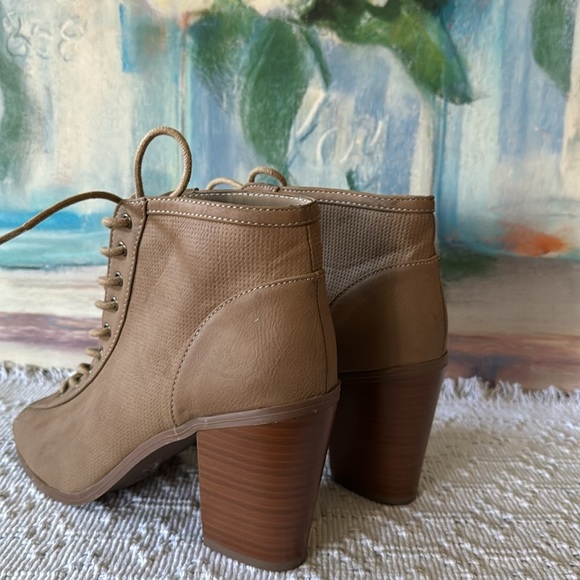 Y-Not? Lace Up Tan Leather Like Perforated Bootie Open Toe Block Heel Sz 7.5 - Picture 6 of 10